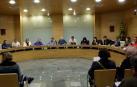 Vista de un pleno de Ansoáin. En el centro, el alcalde, Ander Oroz. A su derecha, separados por el secretario, Iván Cacho (PSN).