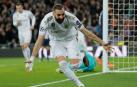 Karim Benzema celebra uno de sus goles al París Saint Germain