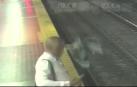 Cae a las vías del metro porque iba mirando el móvil
