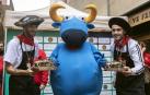 La pareja de camareros malagueños formada por Juanjo Montes y Ángel Gorrín se ha proclamado ganadora de la I Carrera de Bartenders y Camareros por el recorrido del encierro, celebrada en el marco del 66 Congreso Nacional de Bartenders y Cocktails que tiene lugar en Pamplona.