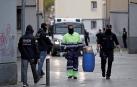 Agentes de los Mossos d'Esquadra, durante la operación en Badalona.