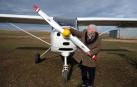 “He llegado al cielo antes de lo que esperaba”, susurra Pilar Martínez Sesma, de 90 años,  al sentirse entre las nubes de Caparroso. A su lado, el instructor de vuelo, Rudi Ortiz Besga, sonríe cómplice. Pilar estaba disfrutando de un sueño, gracias a al regalo de cumpleaños de sus hijos, nietos y bisnietos. Esta es la crónica de un viaje vital.
