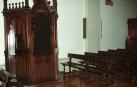 Un confesionario en una iglesia.