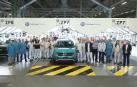 El coche 300.000 de Volkswagen Navarra, un T-Cross con destino Japón, en la línea de Revisión Final, junto a trabajadores de Producción y Calidad.