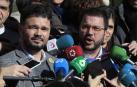 El portavoz parlamentario de ERC, Gabriel Rufián (i) y el vicepresidente de la Generalitat, Pere Aragonès (d) se dirigen a los medios de comunicación en las escalinatas del Congreso.