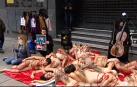Performance animalista en Madrid contra la crueldad del uso de pieles en la industria textil