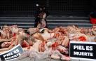 Activistas protestan contra la industria peletera simulando ser animales desollados