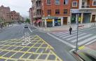 Una joven herida leve tras una colisión de un coche y su moto en Pamplona