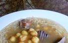 Sopa de cocido con garbanzos y de tó.