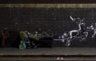Bansky denuncia la precariedad de las personas sin hogar en un nuevo mural