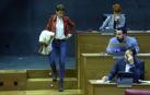 Chivite se dirige a su asiento en el Parlamento de Navarra.