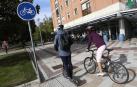 Dos periodistas comprueban las dificultades de bicis y patinetes en Pamplona