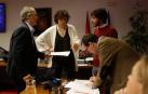 Adolfo Araiz (EH Bildu), Ainhoa Unzu (PSN), Mikel Buil (Podemos) y Mikel Asiáin (Geroa Bai), inmersos ayer en las últimas negociaciones antes de iniciar el debate fiscal en la comisión de Hacienda.