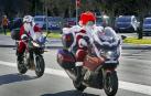 Decenas de Papá y Mamá Noel han acudido este domingo en una caravana de motos hasta el Complejo Hospitalario de Navarra para repartir juguetes entre los niños ingresados.
