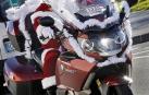 Decenas de Papá y Mamá Noel han acudido este domingo en una caravana de motos hasta el Complejo Hospitalario de Navarra para repartir juguetes entre los niños ingresados.
