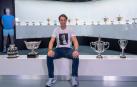 Rafa Nadal posa con sus trofeos de 2019 en su museo