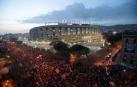 Unas 5.000 personas convocadas por Tsunami protestan junto al Camp Nou