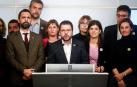 El vicepresidente del Govern y conseller de Economía, Pere Aragonès (c), acompañado por el presidente del Parlament, Roger Torrent (i) y la portavoz de ERC, Marta Vilalta (2d), durante la rueda de prensa que han ofrecido los diputados de ERC para valorar la sentencia del TSJE sobre la inmunidad de Oriol Junqueras .