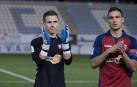 Iñaki Álvarez, junto a Unai García, aplaude a la grada.