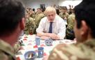 El primer ministro británico sirvió a los soldados una comida prenavideña en la cantina de esa base.