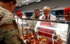 Boris Johnson visita a sus tropas en Estonia y les sirve comida prenavideña