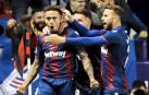 Roger Martí, felicitado por sus compañeros tras marcar el primer gol ante el Celta.