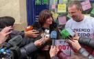 Alegría de una mujer agraciada con el tercer premio, en la calle Aldapa de Pamplona