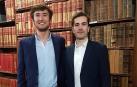 Los estudiantes Iñigo de Carlos (izda.) y David Garciandía (dcha.), en una de las salas del 'college' The Oxford Union.