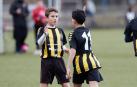 Dos jugadores se felicitan en la primera jornada del Torneo Interescolar.