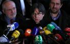 Puigdemont, rodeado por Antoni Comin y Lluis Puig en el Palacio de Justicia de Bruselas.