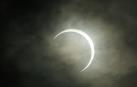 El eclipse anular de Sol o "anillo de fuego" atrae a miles de personas en Asia