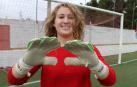 Aída Roldán Sáenz delante de la portería del Municipal de San Adrián, donde empezó a jugar a fútbol.