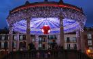 Pamplona estrenó el día de San Saturnino la nueva iluminación navideña con colores sanfermineros