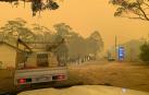 Los incendios acorralan a miles de personas en playas de Australia