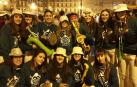 Disfraces y ambiente festivo para recibir el Año Nuevo 2020 en la Plaza del Castillo de Pamplona.