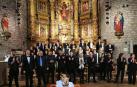 La Coral San Miguel posa con los antiguos directores y los músicos que les acompañaron.