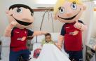 Los futbolistas Juan Pérez, Rubén García, Brandon, Brasanac, Mai Garde, Patricia Zugasti y Leyre Fernández han visitado a los niños ingresados estos días de Navidad en el Complejo Hospitalario de Navarra.