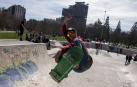 Un skater hace un truco en la pista de Antoniutti en marzo de este año.