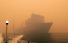 Buques militares evacúan a las personas atrapadas en Australia por los incendios
