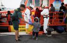 Llegan al puerto de Motril 40 personas rescatadas de una patera en Alborán