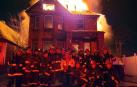 La foto de un grupo de bomberos en EE UU ante una casa en llamas se hace viral