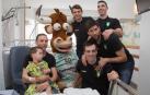 Les han entregado juguetes y material deportivo con los colores del equipo