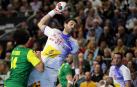 El jugador de la selección española de balonmano Iosu Goñi Leoz, lanza el balón en el partido disputado ante Brasil