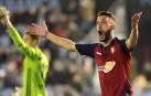 Roberto Torres protesta al colegiado en el partido Celta-Osasuna.