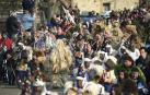 Varios personajes que participan en La Vijanera, la primera mascarada del año que ha vuelto a recorrer hoy el pueblo de Silió en una fiesta multitudinaria, con miles de personas que se han adentrado en el corazón de Cantabria para seguir esta costumbre milenaria.