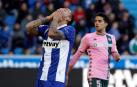 Joselu, delantero del Alavés, se lamenta tras fallar una ocasión en el partido contra el Betis