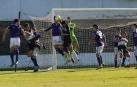Ángel Gregorio, del Tudelano, trata de rematar entre Vilarrasa y Samuel, del Valladolid B, un córner que finalmente despejó la zaga pucelana.
