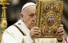 El papa Francisco, durante la misa que ofició en la basílica de San Pedro con motivo de la Epifanía.