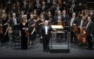 El director Miguel Romea y la Sinfónica de Navarra saludan en el Concierto de Año Nuevo.