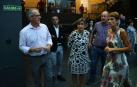 Adolfo Araiz, de EH Bildu, a la izquierda, ve pasar a María Chivite por el atrio del Parlamento, el día en el que el pleno eligió presidenta de Navarra a la líder del PSN.
